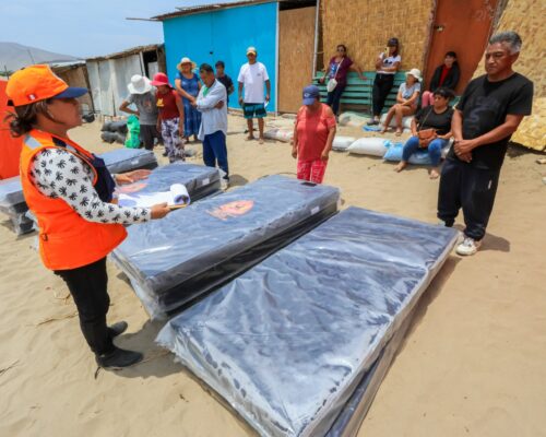 ALCALDE LUIS GAMARRA DISPONE AYUDA HUMANITARIA PARA DAMNIFICADOS DEL INCENDIO EN EL A.H. NISSI EN SAN PEDRO DE CHIMBOTE