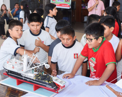 EXITOSA EXHIBICIÓN DE BARCOS EN MINIATURA PARA ESCOLARES DE CHIMBOTE